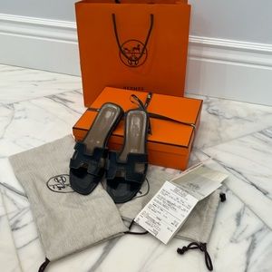Hermes Oran Sandal in Box Calf in Noir Piqure S Ecrues in size 36.5 (6.5 US)